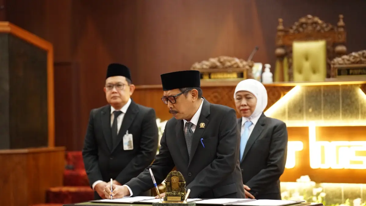 KOMPAK: Ketua DPRD Jatim Musyafak Rouf menandatangi draf kesepakatan bersama KUA-PPAS