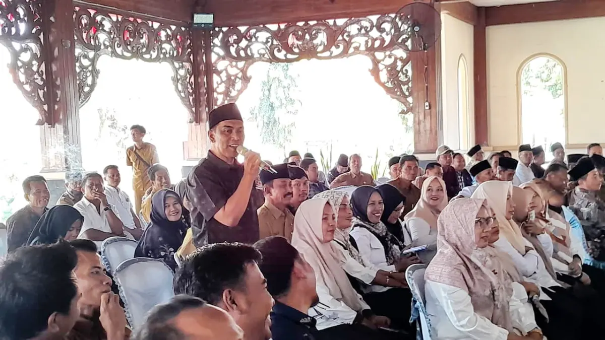 MENGADU: Kepala Desa Somalang, Kecamatan Pakong, Muhlis saat menyampaikan aspirasi pada acara Workshop Evaluasi Pengelolaan dan Pembangunan Desa di Pendopo Ronggosukowati, Selasa (11/8).