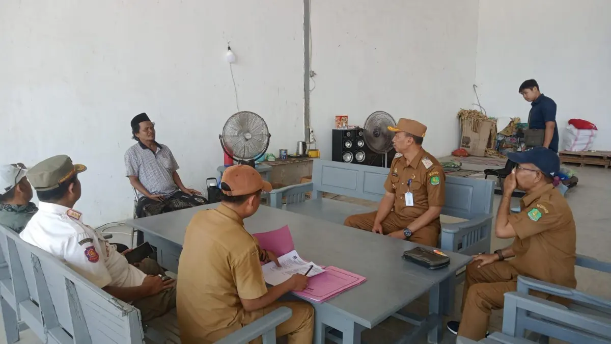 MONITORING: Tim Monitoring Pengendalian dan Pengawasan Pembelian/Penjualan Tembakau Sumenep turun ke gudang Parma Jaya Abadi di Kecamatan Guluk-Guluk, Selasa (12/8).