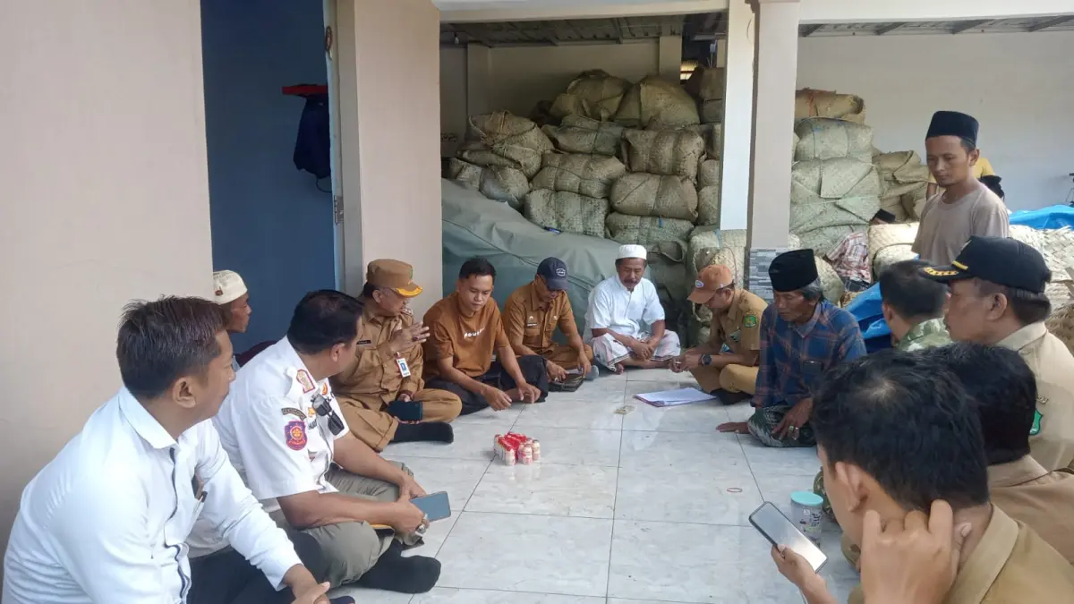PANTAU: Tim Monitoring Pengendalian dan Pengawasan Pembelian/Penjualan Tembakau Sumenep turun ke gudang milik perorangan di Kecamatan Ganding, Selasa (12/8).