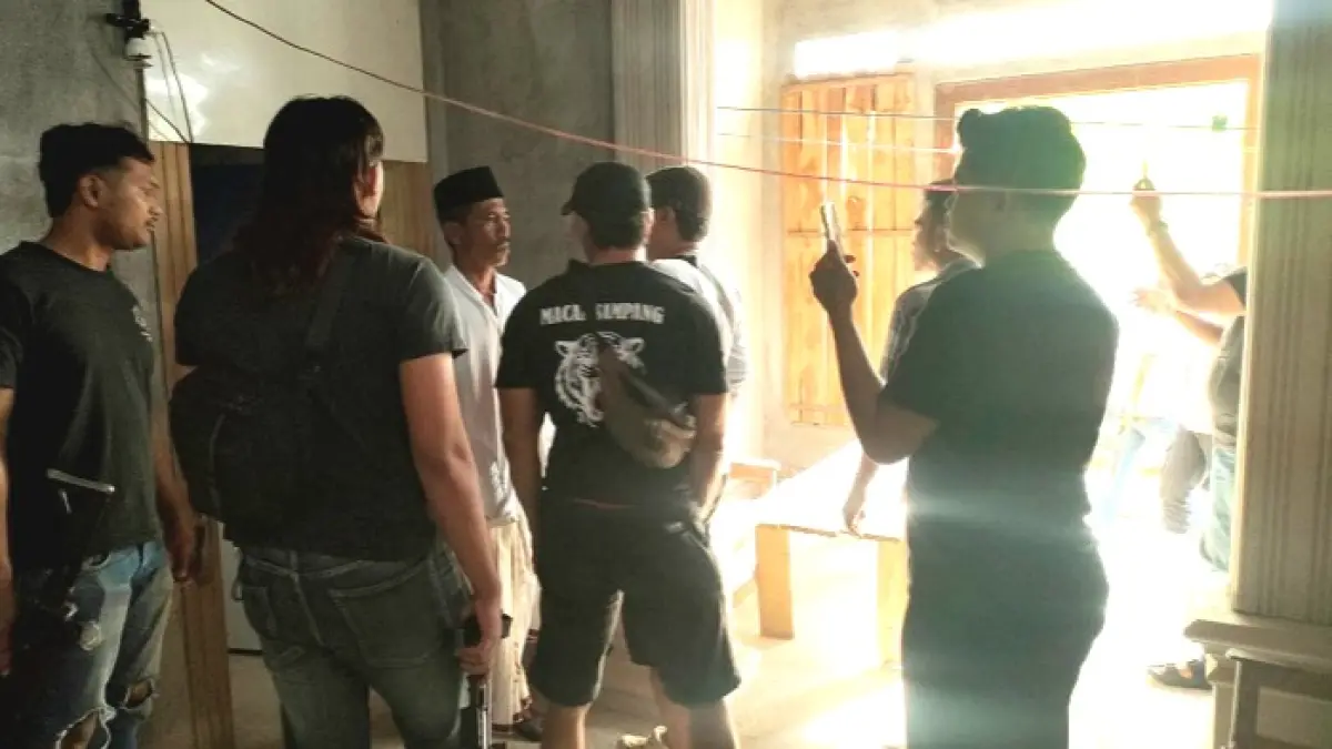 PENYEKAPAN: Anggota Satreskrim Polres Sampang mendatangi lokasi penyekapan Hayat di Desa Ketapang Daya, Kecamatan Ketapang, Sabtu (8/8). (POLRES SAMPANG UNTUK JPRM)