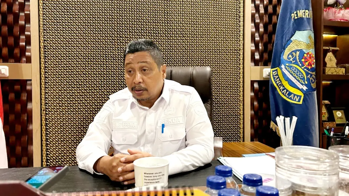 RAMAH: Sekkab Bangkalan Ismet Efendi saat ditemui di ruang kerjanya, Kamis (23/4). (VIVIN AGUSTIN HARTONO/JPRM)