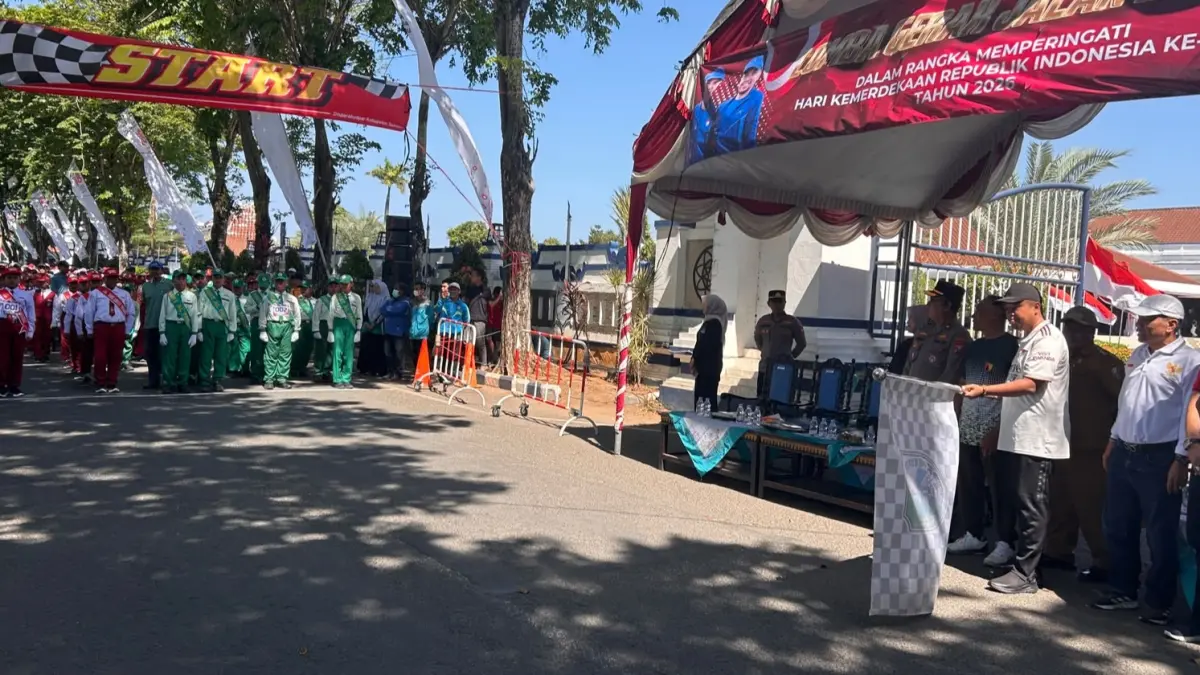 RESMI: Wabup Sampang Ahmad Mahfudz melepas peserta lomba gerak jalan tingkat SD/MI di depan Pendopo Trunojoyo Sampang, Selasa (11/8). (UBAIDILLAHIR RA’IE/JPRM)