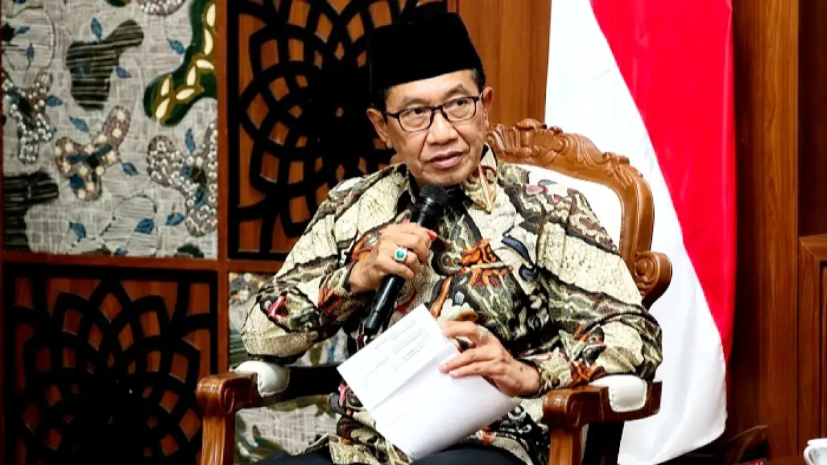 SERIUS: Bupati Pamekasan KH. Kholilurrahman memberikan arahan saat melepas pemain Persepam di Peringgitan Dalam, Senin (10/8) malam. (PROKOPIM UNTUK JPRM)