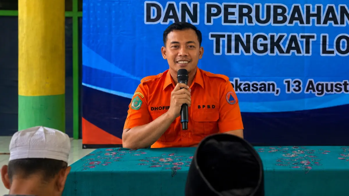 SERIUS: Kalaksa BPBD Pamekasan, Akhmad Dhofir Rosidi, memberikan keterangan saat kegiatan di Kelurahan Kowel, Senin (10/8).