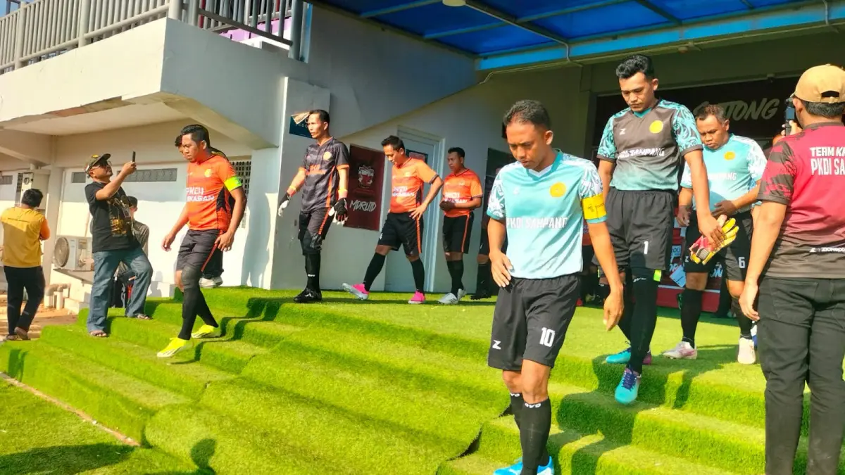 SIAP BERTANDING: Tim PKDI Sampang memasuki lapangan saat melawan tim PKDI Pamekasan di SGMRP Pamekasan, Senin (10/8)