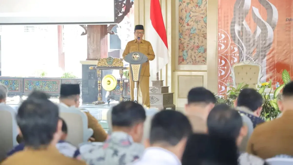 TEGAS: Bupati Pamekasan, KH. Kholilurrahman, saat memberikan sambutan pada kegiatan Evaluasi Pengelolaan dan Pembangunan Desa di Pendopo Ronggosukowati, Selasa (11/8)