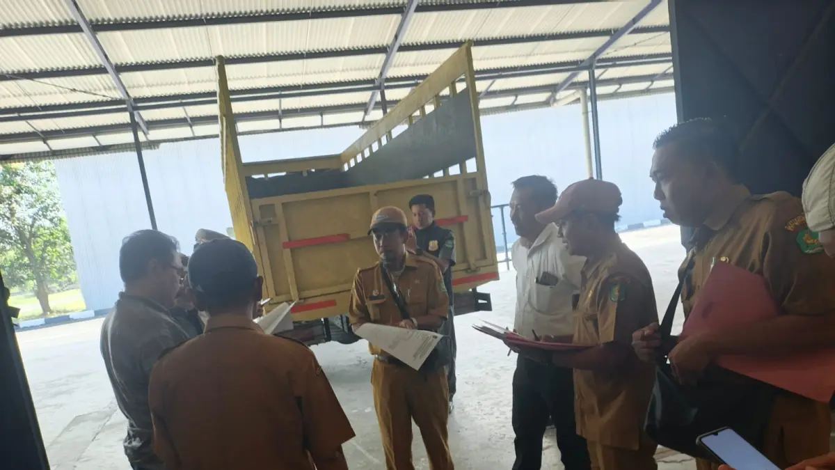 TURUN KE GUDANG: Tim Monitoring Pengendalian dan Pengawasan Pembelian/Penjualan Tembakau Sumenep turun ke gudang PT Giri Cipta Sentosa di Kecamatan Guluk-Guluk, Selasa (12/8).