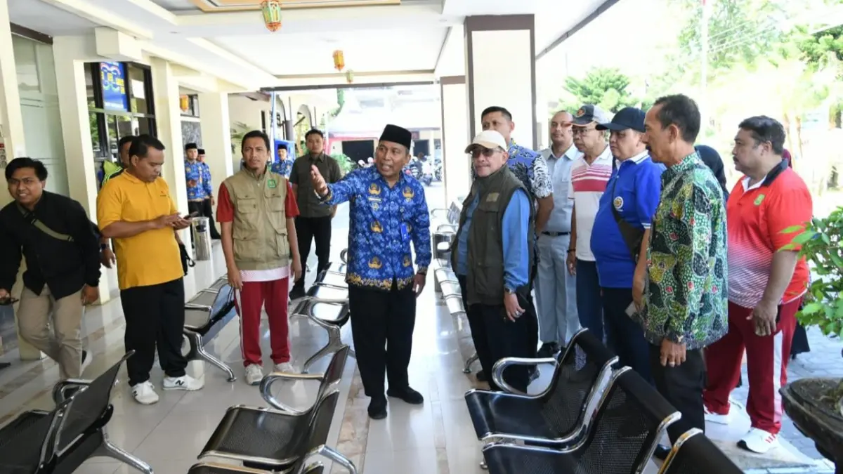 TURUN LANGSUNG: Wakil Bupati KH Imam Hasyim berkunjung ke kantor Samsat Sumenep di Jalan KH Mansyur, Desa Pabian, Kecamatan Kota, Jumat (17/4).