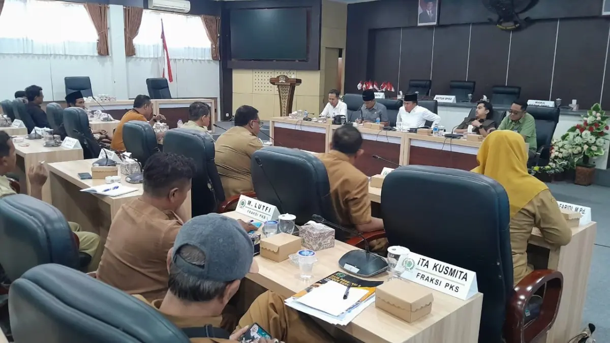 BERADU GAGASAN: FPMGM Pamekasan saat melakukan audiensi di kantor DPRD Pamekasan menyoal harga garam yang tidak berpihak, Selasa (11/8).