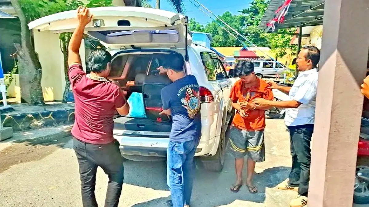 DIAMANKAN: Terduga pelaku AS saat digiring ke Mapolsek Kota Sampang, Senin (11/7). (HUMAS POLRES UNTUK JPRM)