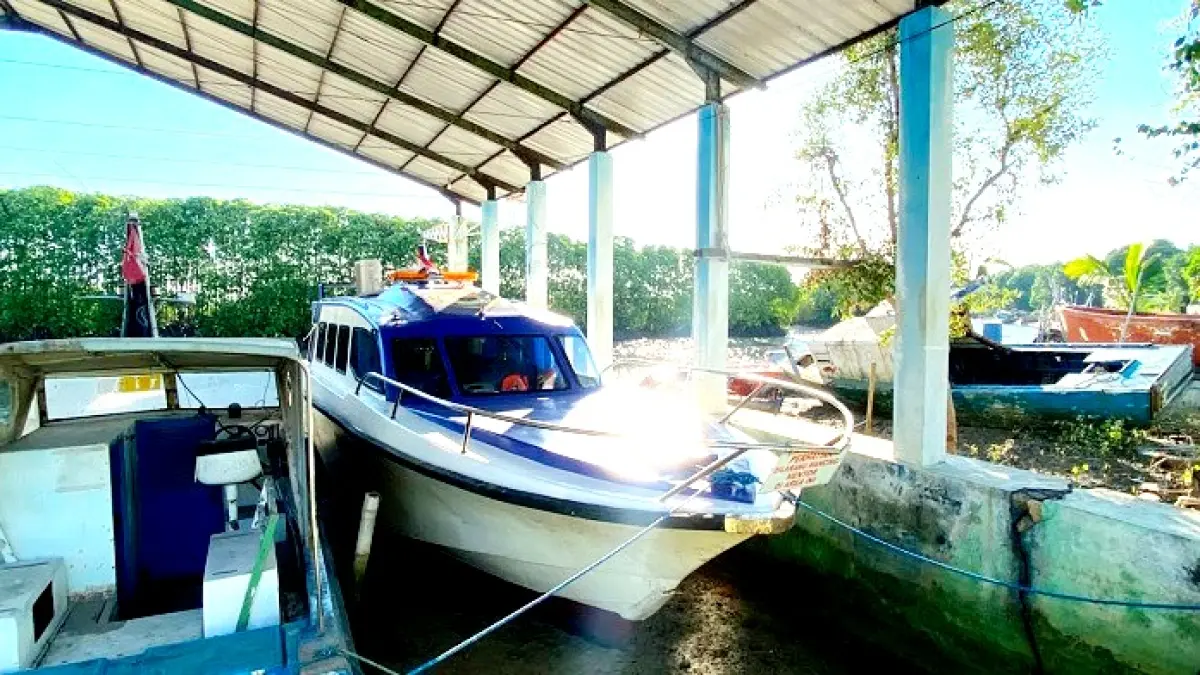 DIPARKIR: Speedboat Trunojoyo 1 ditambatkan di area parkir milik Polairud Sampang. (AYU LATIFAH/JPRM)