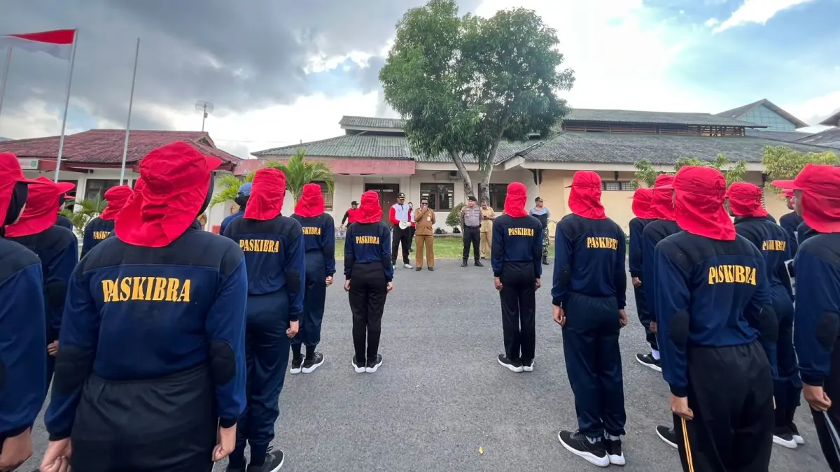 FOKUS: Petugas Paskibraka menjalani latihan di GOR A. Yani Sumenep.&nbsp;