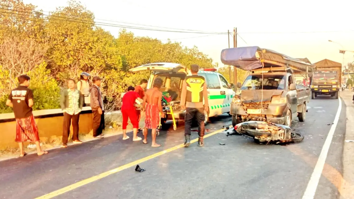 INSIDEN: Polisi dan warga berada di lokasi laka lantas di Desa Banjar Talela, Kecamatan Camplong, Sampang, Rabu (12/8). (HUMAS POLRES UNTUK JPRM)