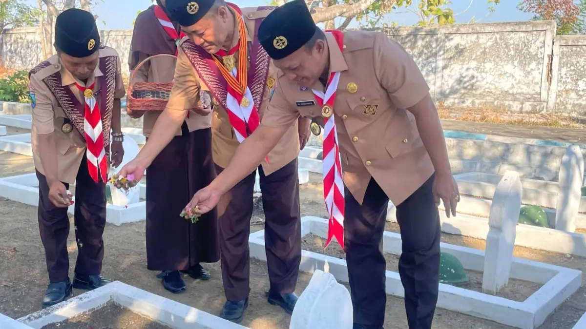 KHIDMAT: Wakil Bupati Pamekasan sekaligus Ketua Kwarcab Gerakan Pramuka Pamekasan Sukriyanto tabur bunga di TMP Pamekasan.