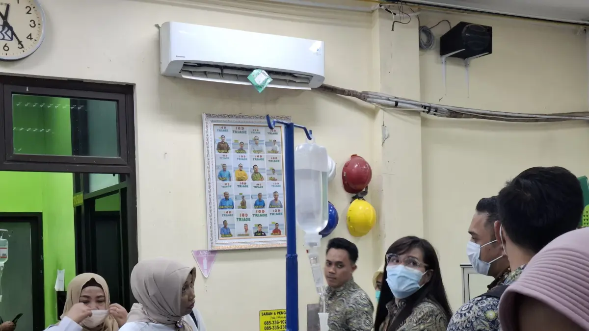 KOMITMEN: Direktur RSUD dr. H. Moh. Anwar Sumenep Erliyati saat melakukan peninjauan pelayanan di rumah sakit, Rabu (3/6).