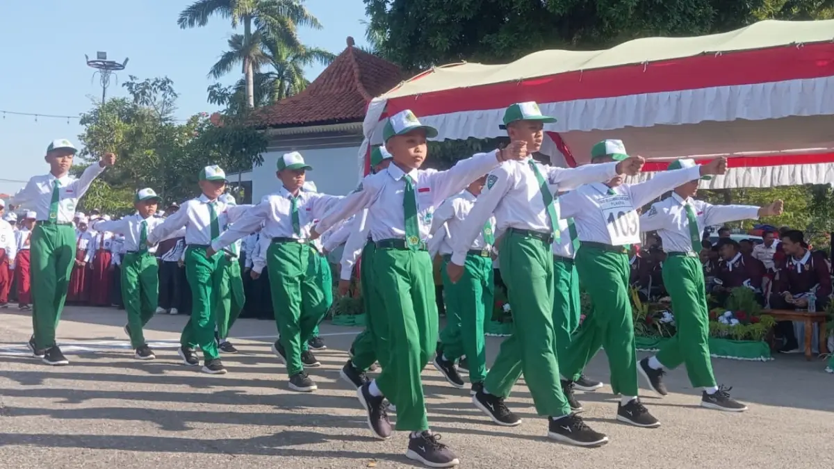 KOMPAK: Peserta lomba gerak jalan dalam rangka memeriahkan HUT Ke-81 Kemerdekaan RI di Taman Arek Lancor, Rabu (12/8).