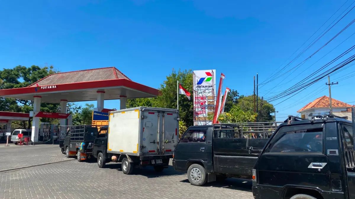 KOSONG: Sejumlah kendaraan bermesin diesel mengantre di SPBU Desa Blumbungan, Kecamatan Larangan, Senin (11/8).