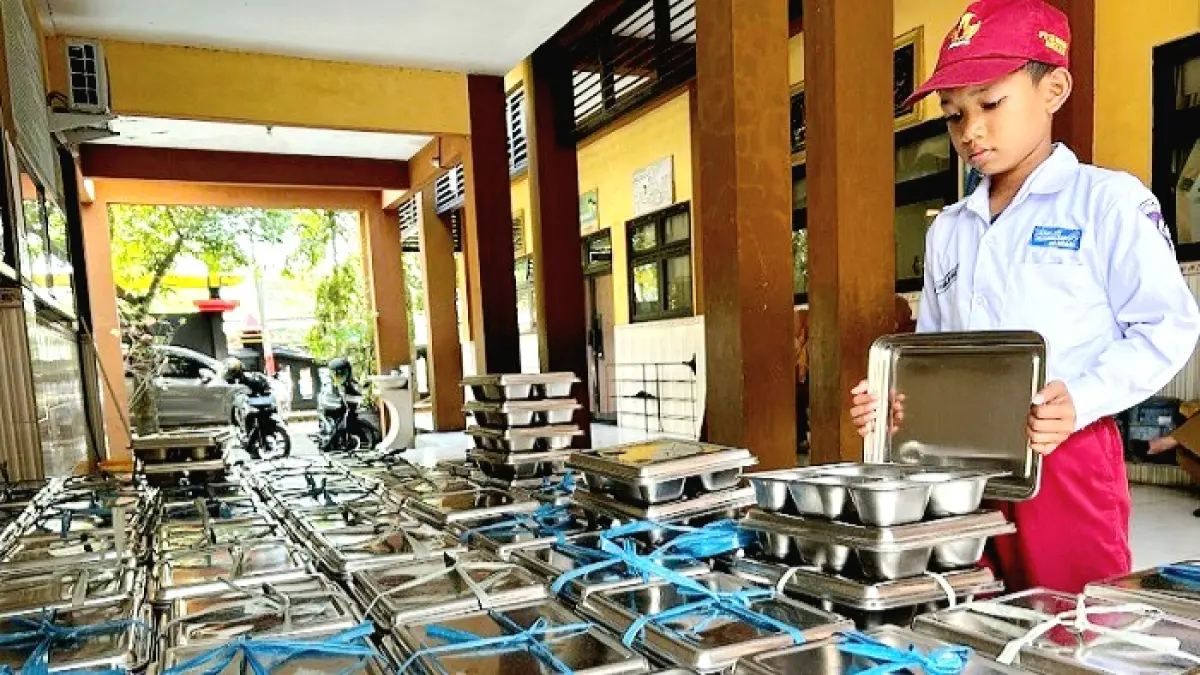 LENGKAP: Siswa SDN Kemayoran 1 Bangkalan mengecek ompreng MBG sebelum dikembalikan, Senin (13/7). (VIVIN AGUSTIN HARTONO/JPRM)