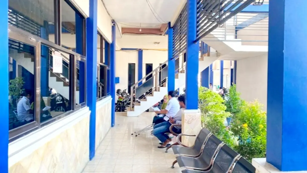 MENUNGGU: Warga berada di lingkungan kantor BPPKAD Sampang Rabu (12/8). (AYU LATIFAH/JPRM)
