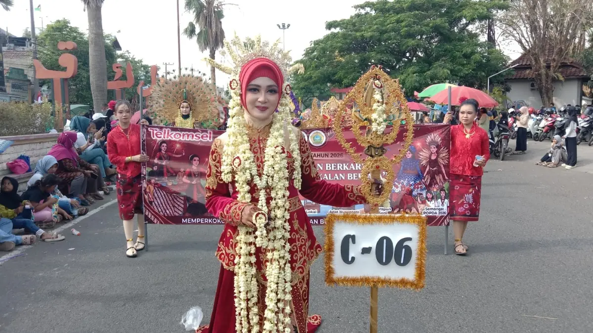 NASIONALIS: Salah satu peserta unjuk kreasi dalam Karnaval HUT Ke-81 RI, Senin (11/8).