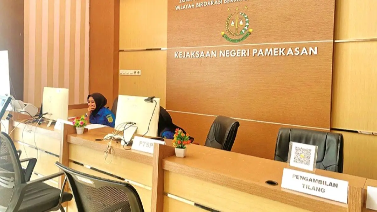 PROSES HUKUM: Petugas kejaksaan berada di ruang tunggu kantor Kejari Pamekasan, Selasa (4/8). (MOH. IQBAL AFGANI/JPRM)