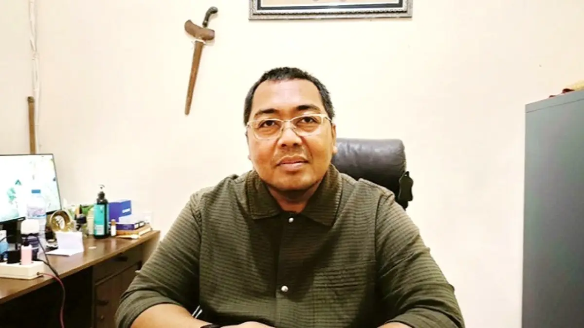 RAMAH: Bahtiar Pradinata, kuasa hukum anggota DPRD Bangkalan Sonhaji saat ditemui di kantornya, Jalan Nusa Indah, Rabu (12/8). (ZEINAL ABIDIN/JPRM)