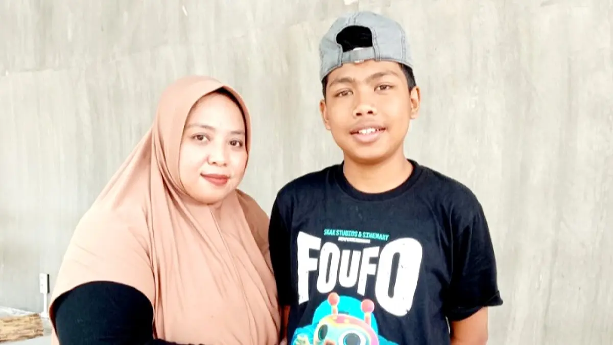 SEDERHANA: Rifqi Abdillah bersama ibunya setelah bincang-bincang dengan JPRM di Warkop Fafa, Jalan Trunojoyo, No. 16, Kelurahan Pejagan, Bangkalan, Rabu (12/8). (INA HERDIYANA/JPRM)