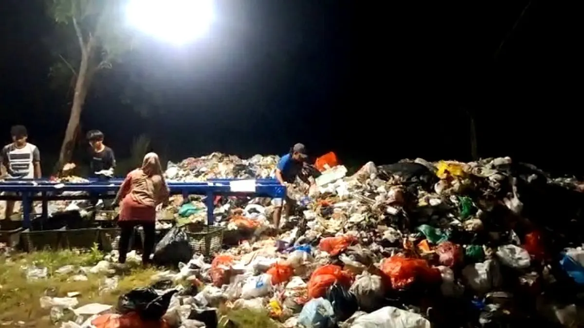 TAHAP UJI COBA: Pekerja tampak memilah sampah nonorganik di TPST Desa Masaran, Kecamatan Tragah, Bangkalan, Selasa (11/8). (DLH UNTUK JPRM)