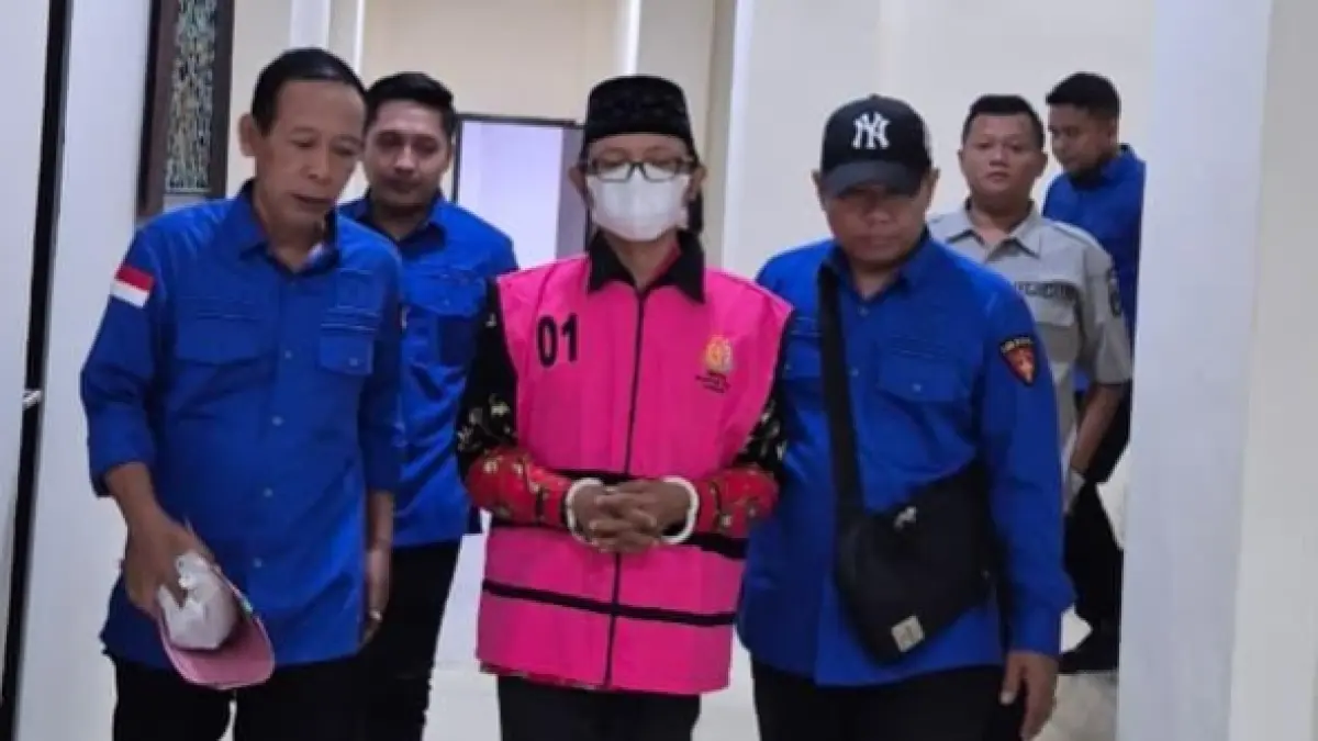 TAK BERKUTIK: Kepala Desa Pragaan Daya Imrah saat ditahan penyidik di Kantor Kejaksaan Negeri Sumenep, Kamis (23/4).