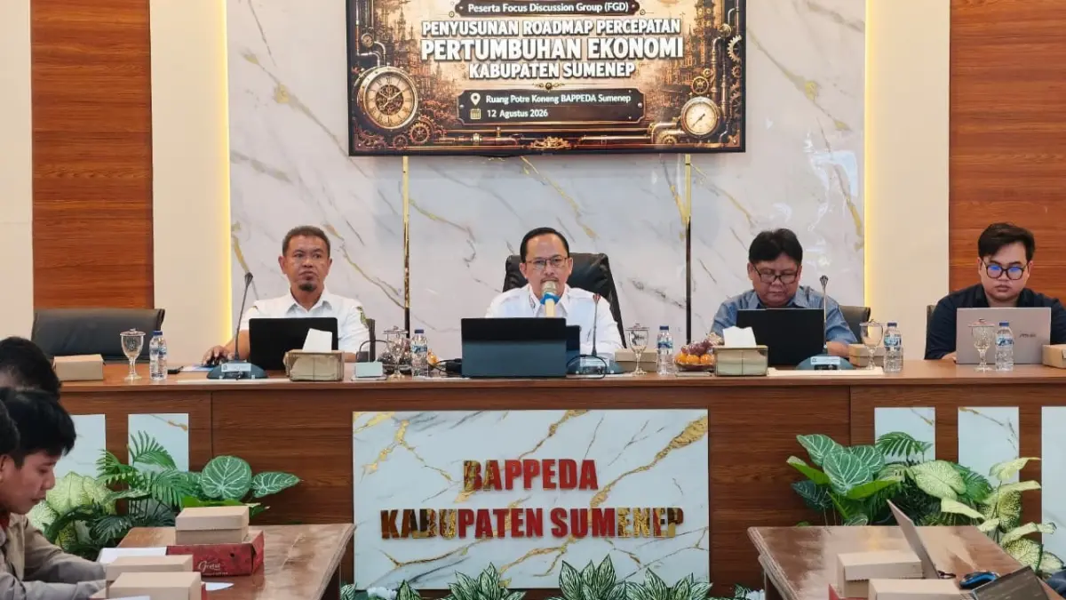 BAPPEDA SUMENEP UNTUK JPRM

FOKUS: Kepala Bappeda Sumenep Arif Firmanto (tengah) memimpin FGD Penyusunan Roadmap Percepatan Pertumbuhan Ekonomi Kabupaten Sumenep di Ruang Rapat Pottre Koneng, Sumenep, Rabu (12/8).&nbsp;