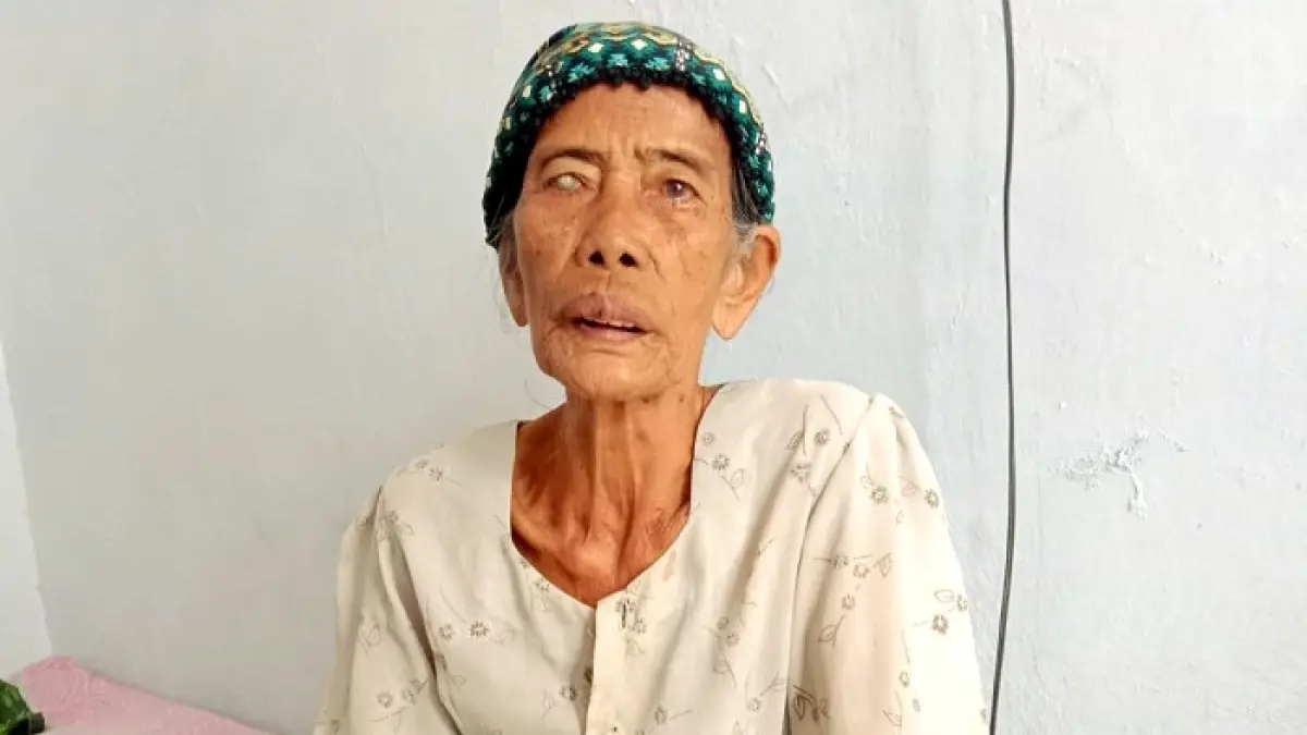 BERJIWA NASIONALIS: Nenek Hafidah setelah menyanyikan lagu Bapak Soekarno di rumahnya, di Dusun Jenglor, Desa Lajing, Kecamatan Arosbaya, Bangkalan, Jumat (7/8). (INA HERDIYANA/JPRM)