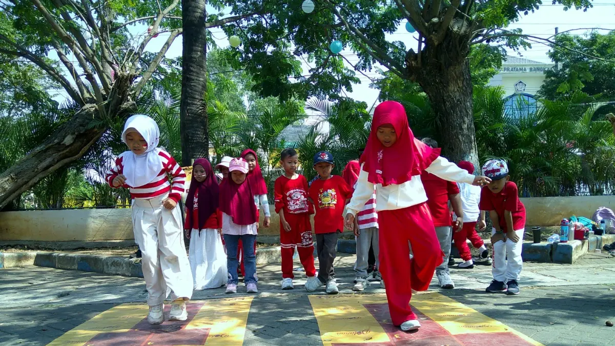 CERIA: Sejumlah siwa SDIT Nurul Rahmah bermain engklek di area Stadion Gelora Bangkalan kemarin (13/8).