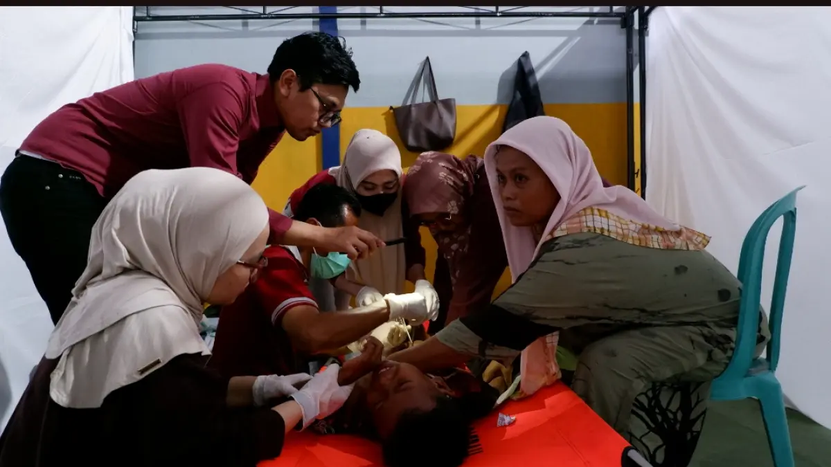 DIDAMPINGI ORTU: Salah satu peserta khitanan Festival Pesisir 5 di GOR Harmoni Mandangin, Jumat (14/8).