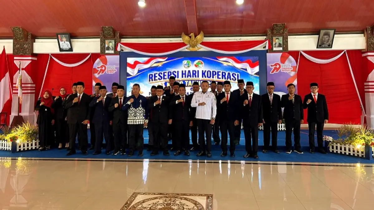 DIKUKUHKAN: Bupati Slamet Junaidi berfoto bersama dengan pengurus Dekopinda Sampang usai dikukuhkan di Pendopo Trunojoyo, Sampang, Kamis (13/8). (UBAIDILLAHIR RA’IE/JPRM)
