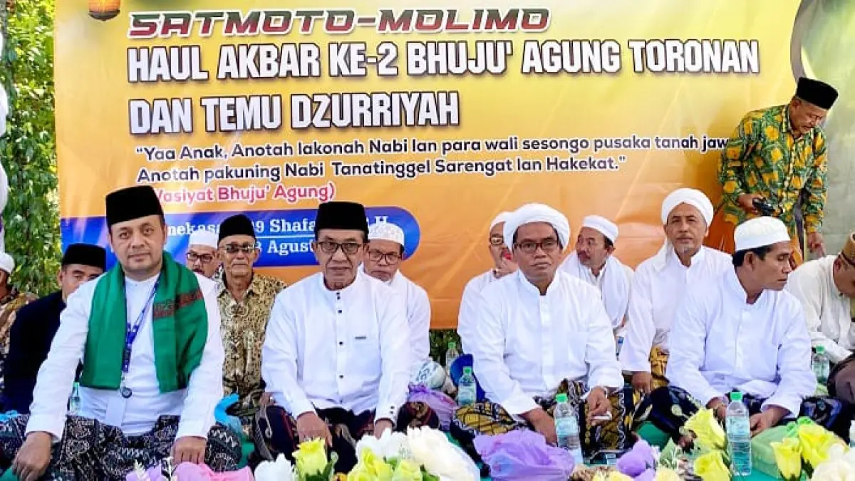DUDUK BERSAMA: Bupati Pamekasan KH. Kholilurrahman didampingi Firman Syah Ali (kiri, serban hijau) dan keturunan Bhuju’ Agung Toronan lainnya duduk bersama di kegiatan haul di Desa Larangan Badung, Kecamatan Palengaan, Kamis (13/8). (MOH. IQBAL AFGANI/JPRM)