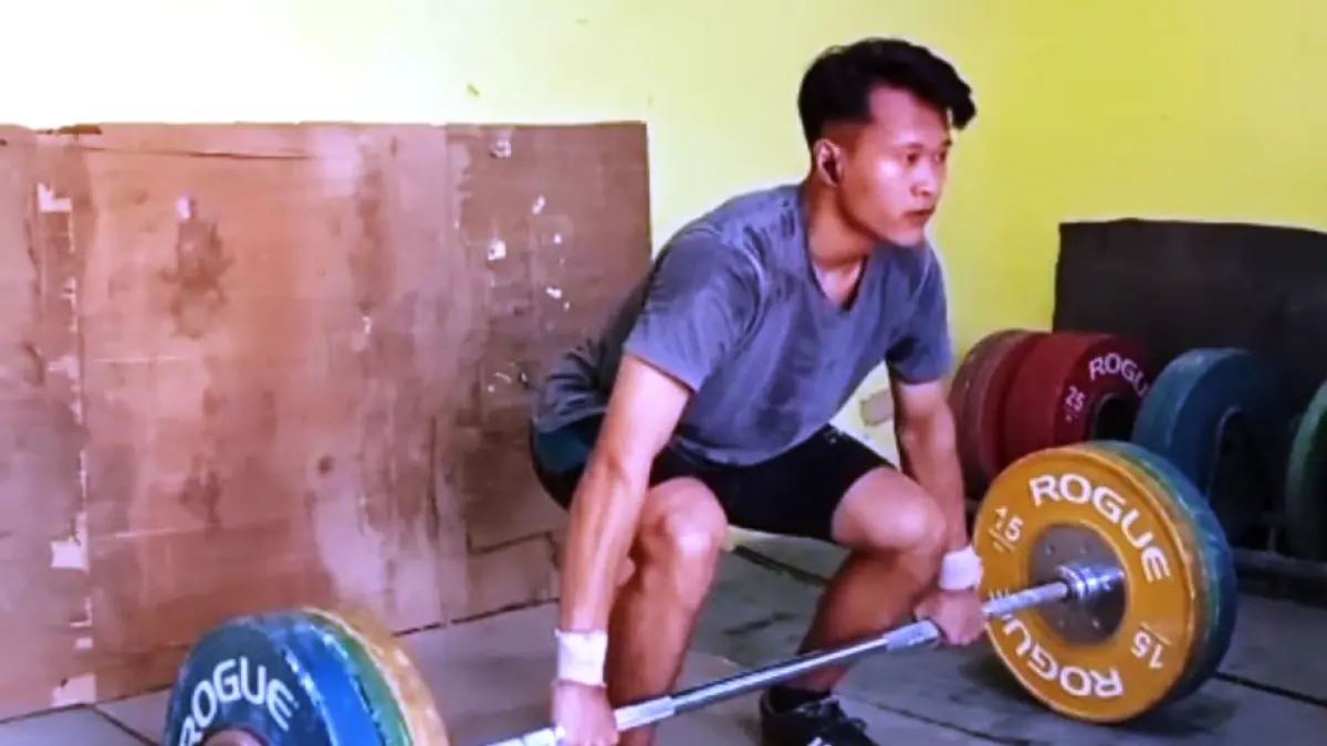 FOKUS: Atlet PABSI Sumenep sedang menjalani latihan rutin di GOR A. Yani, Desa Pabian, Kecamatan Kota Sumenep, Minggu (9/8).