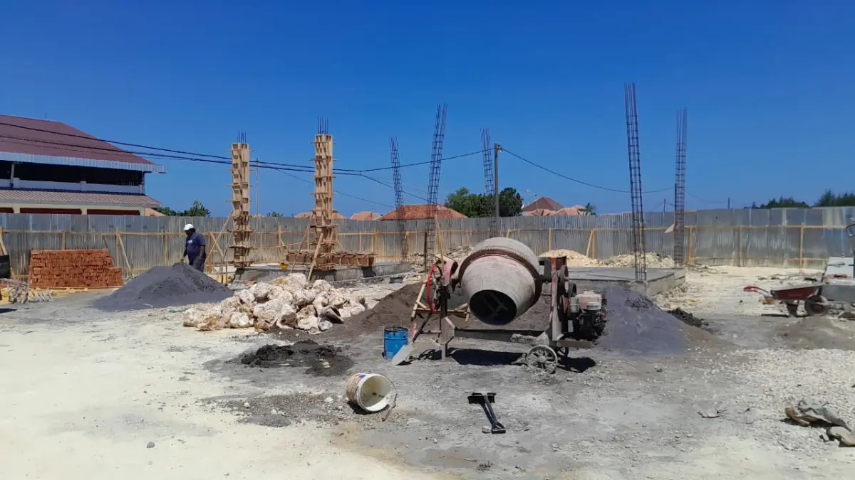 JAM ISTIRAHAT: Seorang pekerja berada di lokasi proyek KNMP di Desa Branta Tinggi, kemarin (13/8).