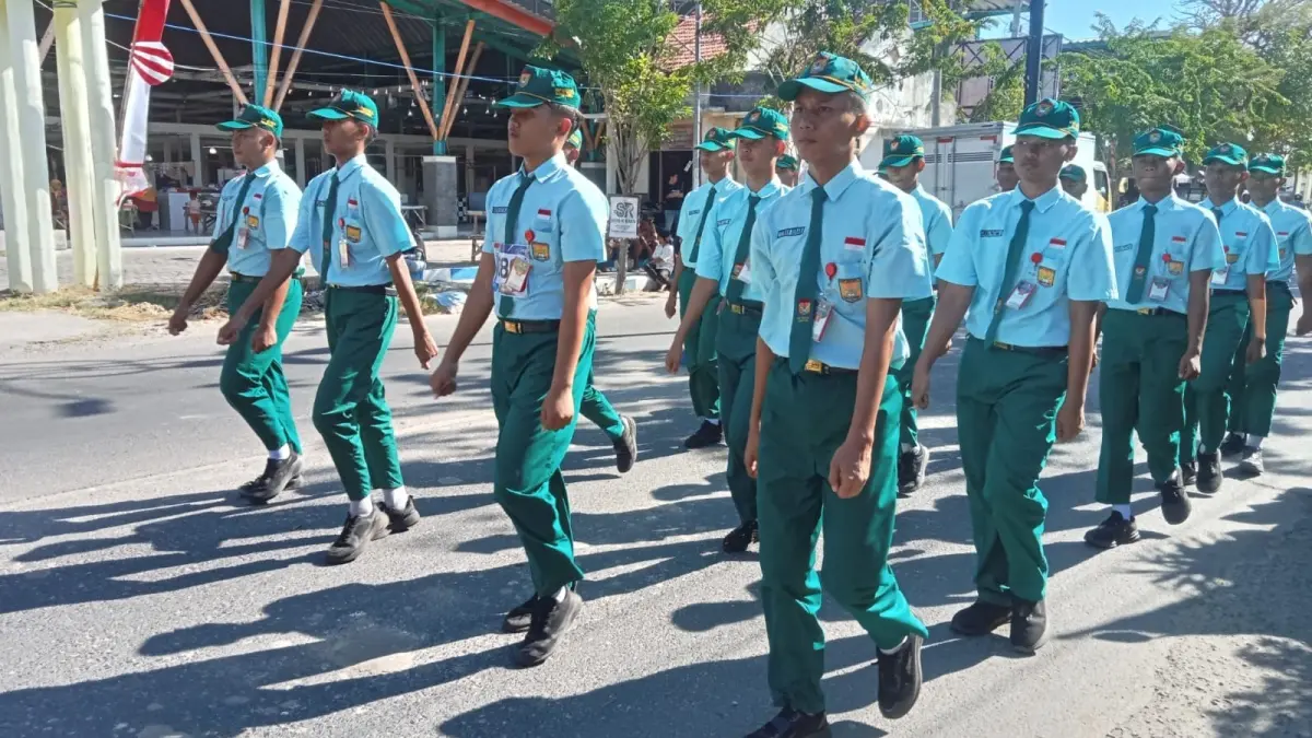 JUARA: Siswa SMPN 1 Sampang saat mengikuti lomba gerak jalan di Kota Sampang, Rabu (12/8).