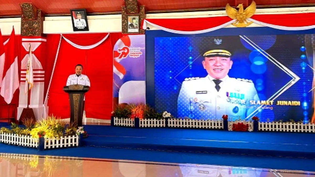 KHARISMATIK: Bupati Sampang Salamet Junaidi menyampaikan sambutan pada kegiatan Resepsi Hari Koperasi Ke-79 dan pengukuhan pimpinan Dekopinda Sampang masa jabatan 2026–2030 di Pendopo Trunojoyo, Sampang, Kamis (13/8). (UBAIDILLAHIR RA’IE/JPRM)