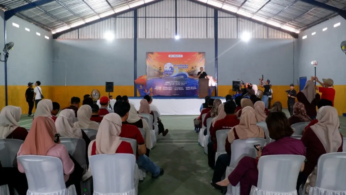 KHIDMAT: Opening seremonial bakti sosial khitanan dan layanan Adminduk Festival Pesisir 5 di GOR Harmoni Mandangin, Sampang (14/8).