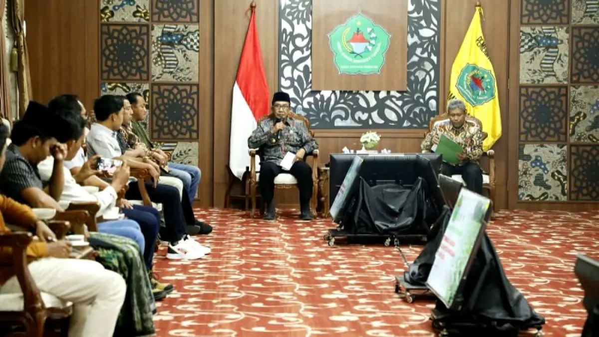 KOMITMEN: Bupati Pamekasan KH. Kholilurrahman memimpin penetapan BPP tembakau di Peringgitan Dalam Pendopo Ronggosukowati Kamis (13/8). (M. KHOLIL RAMLI/JPRM)