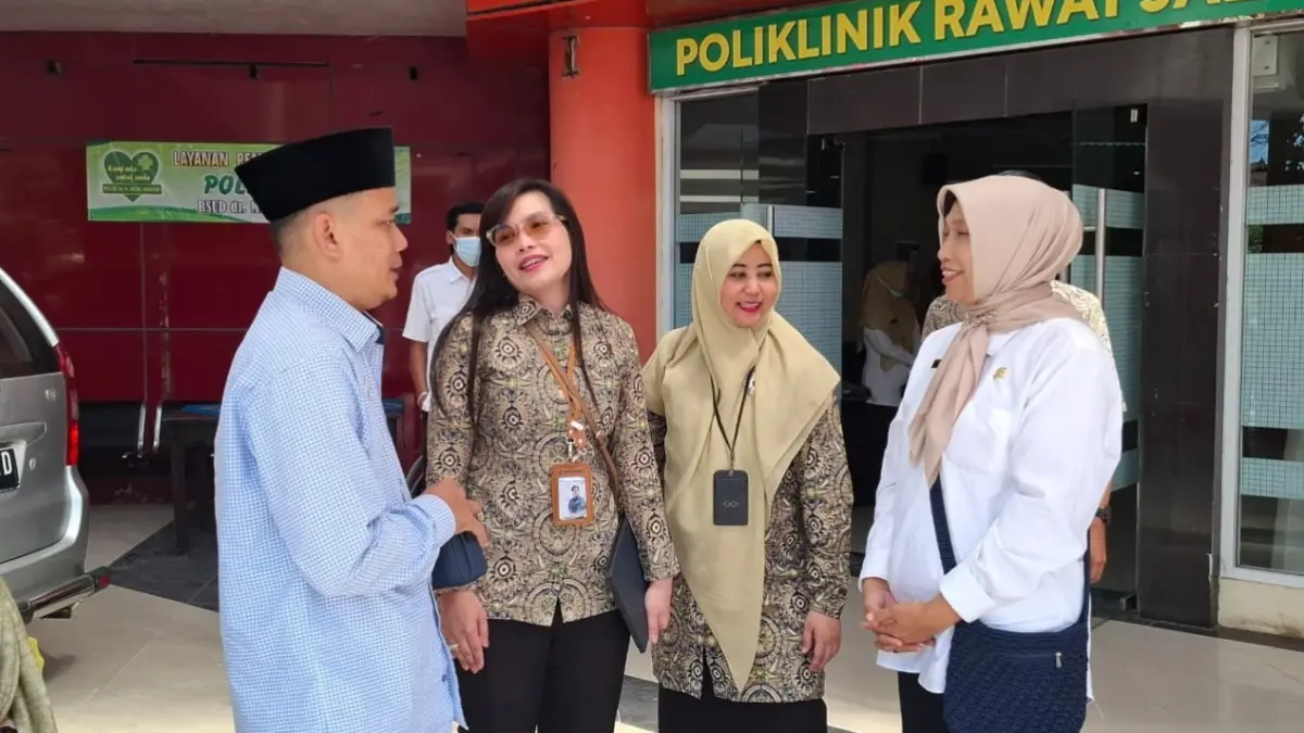 KOMITMEN: Direktur RSUD dr. H. Moh. Anwar Sumenep Erliyati saat melakukan monitoring pelayanan di RSUDMA.