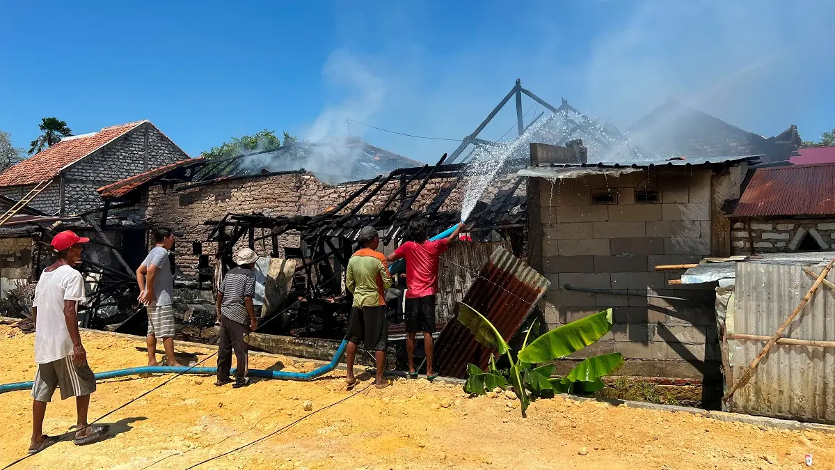 MAKAN KORBAN: Sejumlah warga membantu proses pemadaman rumah yang terbakar di Kelurahan Patemon, Pamekasan, Kamis (13/8).