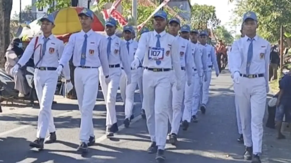 MEMBANGGAKAN: Siswa SMAN 1 Torjun saat tampil membanggakan Rabu (12/8).