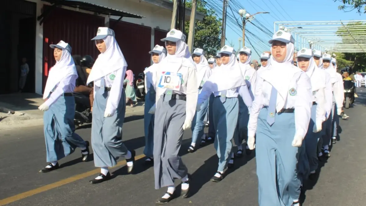 PRESTASI: Siswa MAN Sampang saat tampil dalam lomba gerak jalan, Rabu (12/8).