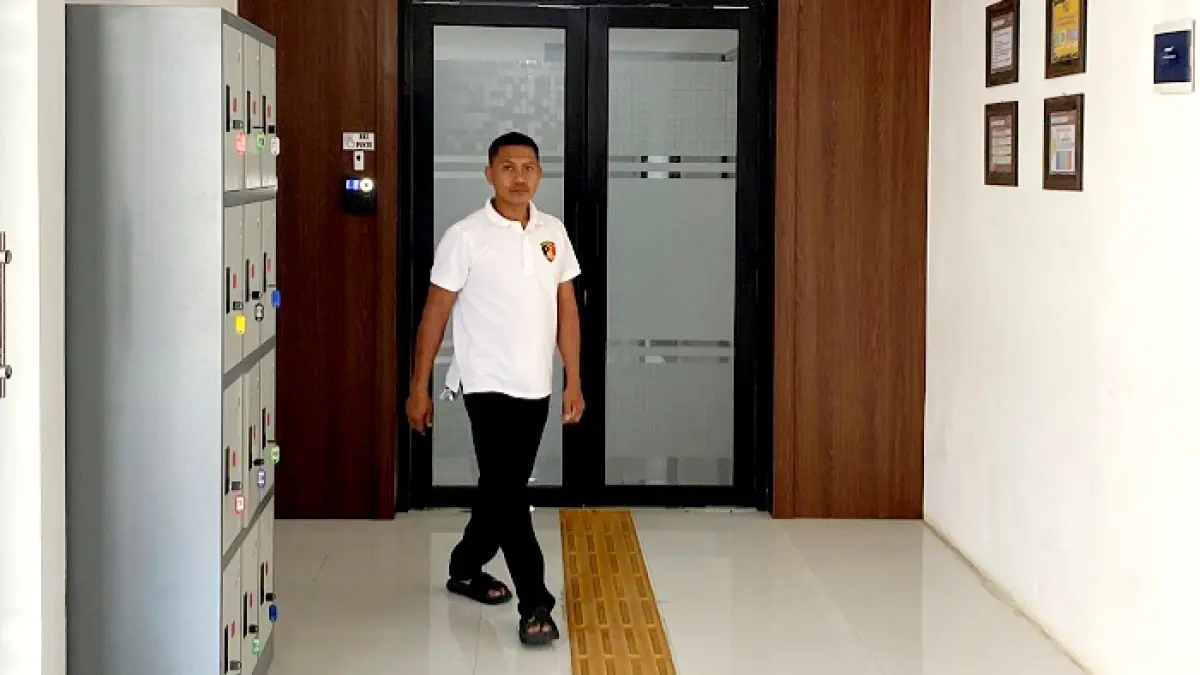 SANTAI: Petugas berada di ruang Satreskrim Polres Pamekasan, Selasa (11/8). (MOH. IQBAL AFGANI/JPRM)