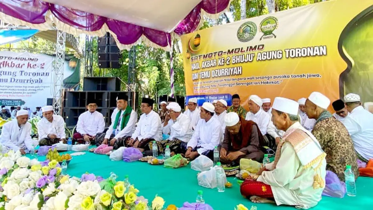 SILATURAHMI: Bupati Pamekasan KH. Kholilurrahman menghadiri haul akbar kedua Bhuju’ Agung Toronan dan Temu Dzurriyah. (MOH. IQBAL AFGANI/JPRM)