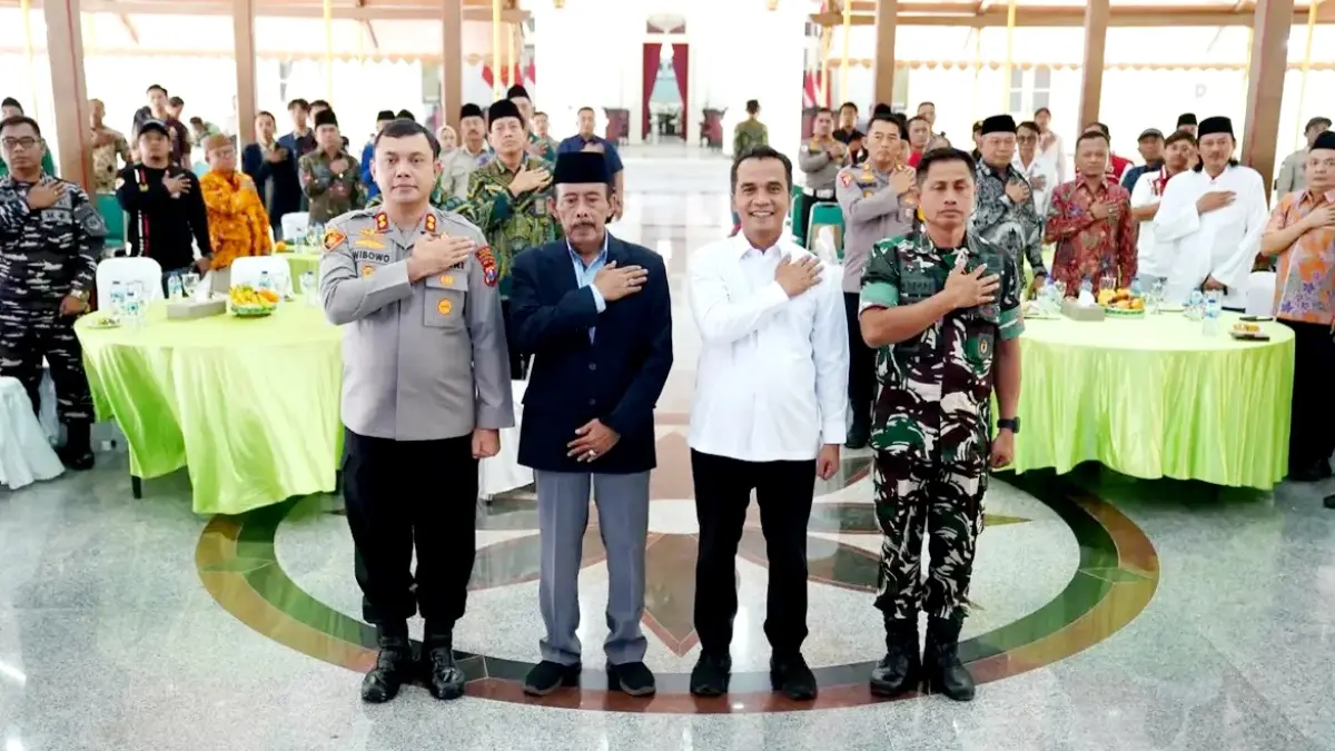 SOLID: Bupati Bangkalan Lukman Hakim berfoto bersama forkopimda dan peserta Dialog Kebangsaaan di Pendopo Agung Kamis (13/8). (PROKOPIM UNTUK JPRM)