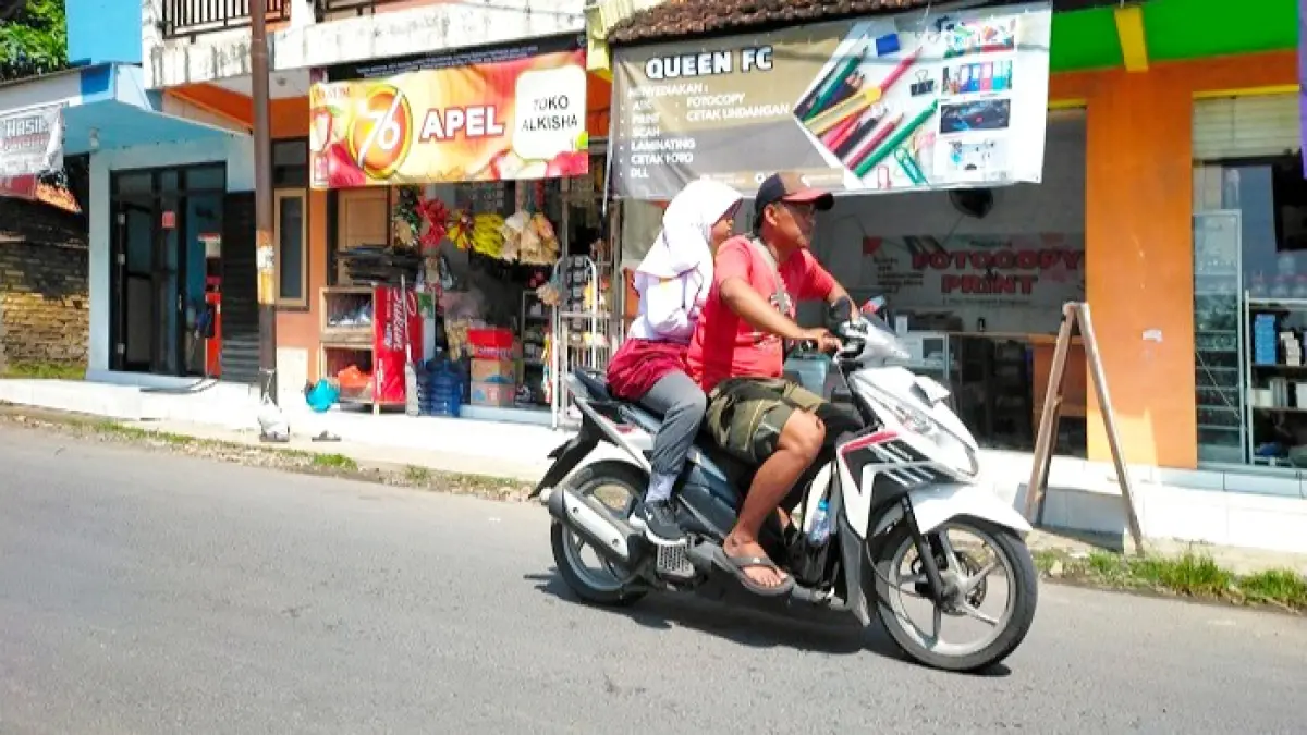 TAK MAKSIMAL: Pemotor melintas di depan kantor BUMDes Martajasah, Bangkalan, Selasa (19/5). (VIVIN AGUSTIN HARTONO/JPRM)